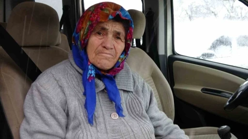 Kar sebebiyle yolu kapanan k&ouml;ydeki hasta, ekipleri seferber etti
