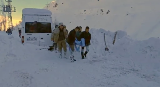 Kar temizlerken damdan d&uuml;şt&uuml;, ekipler hastaneye yetiştirdi
