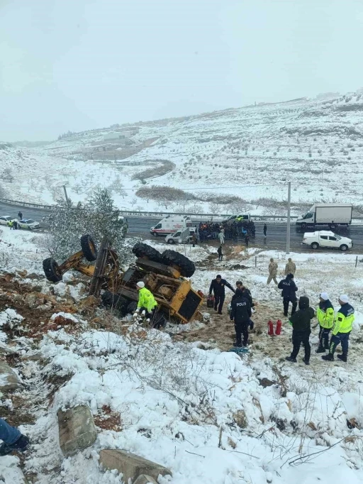 Kar temizliği yapan iş makinesi devrildi: 1 yaralı
