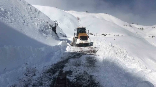 Kar ve tipi Doğu&rsquo;yu etkiledi, ekipler yolları a&ccedil;ıyor
