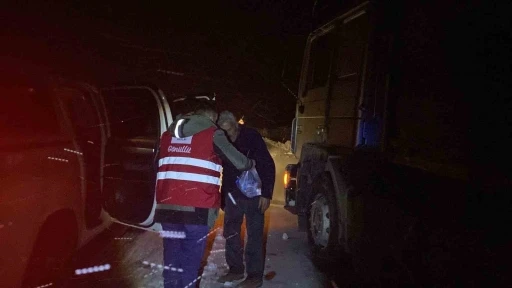 Kar ve tipi nedeniyle Tend&uuml;rek&rsquo;te yolda kalanlara Kızılay yardım ulaştırdı
