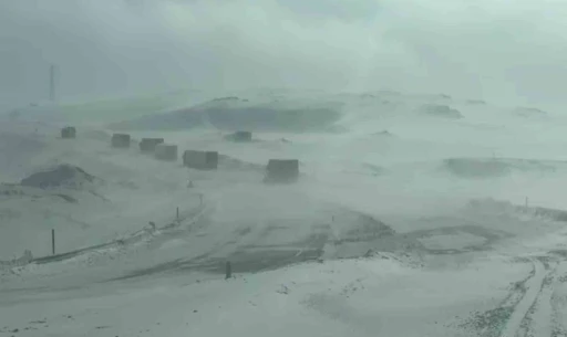 Kar ve tipi, Tend&uuml;rek ge&ccedil;idini kapattı
