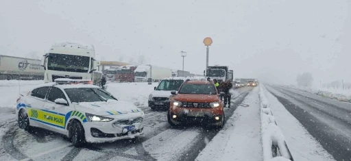 Kar ve tipi ulaşımı aksatıyor
