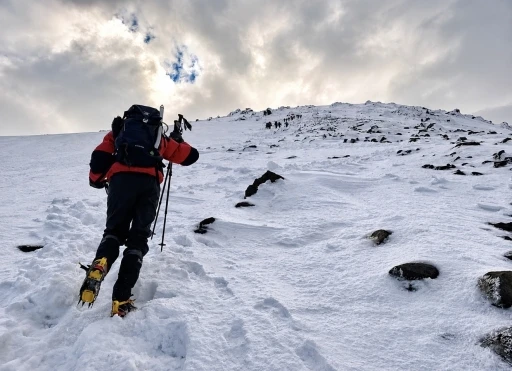 Kar ve tipiye rağmen Ağrı Dağı&rsquo;na tırmanan dağcılar, tırmanışı kayıp dağcıya adadı
