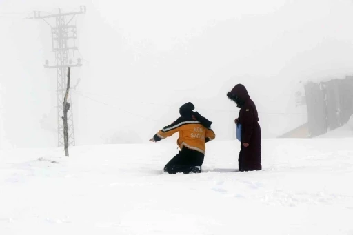 Kar ve tipiye rağmen şifa yolu a&ccedil;ık, paletli ambulanslar g&ouml;revde
