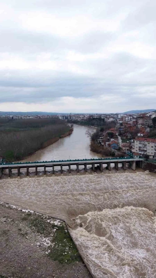 Kar ve yağmurların ardından, Mustafakemalpaşa &Ccedil;ayı coştu
