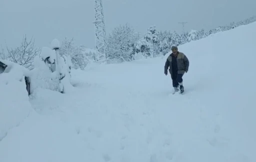 Kar yağışı Adana&rsquo;da k&ouml;yl&uuml;y&uuml; sevindirdi

