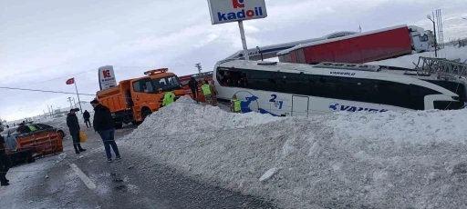 Kar yağışı beraberinde kazayı getirdi: Yolcu otob&uuml;s&uuml; direğe &ccedil;arparak durabildi
