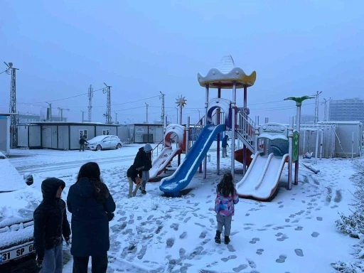 Kar yağışı Hatay&rsquo;ı beyaza b&uuml;r&uuml;d&uuml;, 2 il&ccedil;ede okullar tatil edildi
