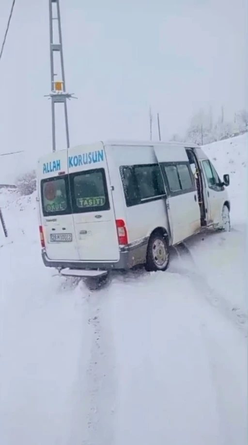 Kar yağışı nedeniyle yolda kalan &ouml;ğrenci servisinin imdadına İl &Ouml;zel İdaresi ekipleri yetişti
