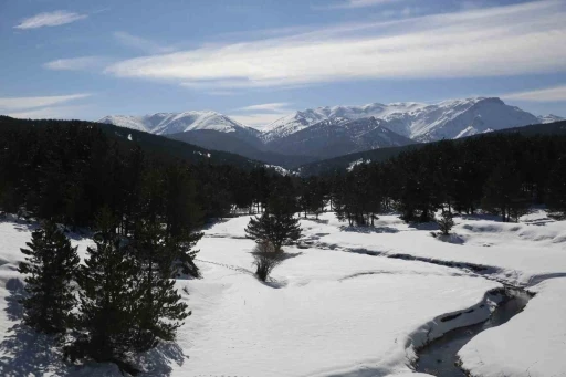 Kar yağışı sonrası Akdağ Tabiat Parkı&rsquo;nda masalsı kış g&ouml;r&uuml;nt&uuml;s&uuml;
