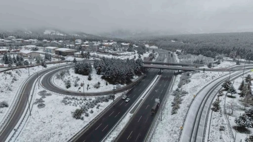 Kar yağışı sonrası beyaza b&uuml;r&uuml;nen alanlar dronla g&ouml;r&uuml;nt&uuml;lendi
