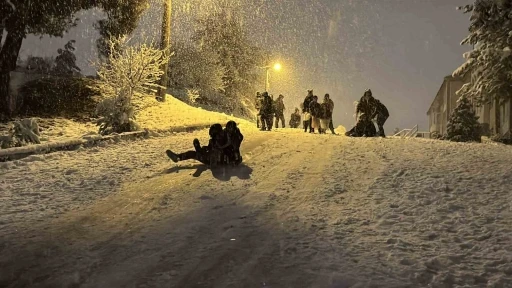 Kar yağışı s&uuml;r&uuml;c&uuml;lere &ccedil;ile, &ccedil;ocuklara eğlence oldu
