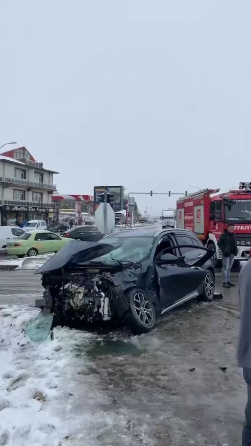 Kar yağışı trafik kazalarına neden oldu
