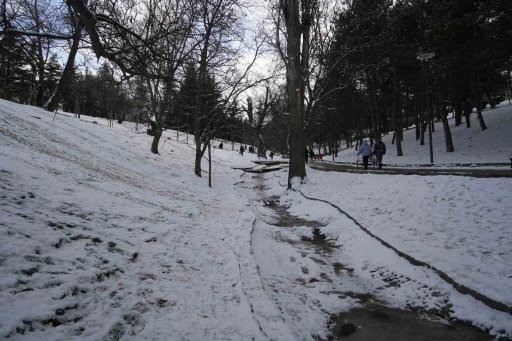 Kar yağışını fırsata &ccedil;eviren Ankaralılar parklara akın etti
