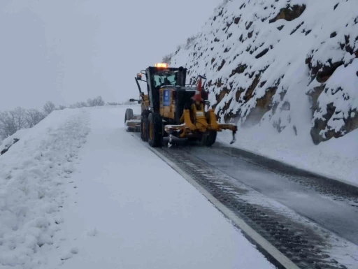 Kar yağışıyla kapanan kırsal mahalle yolları a&ccedil;ılıyor
