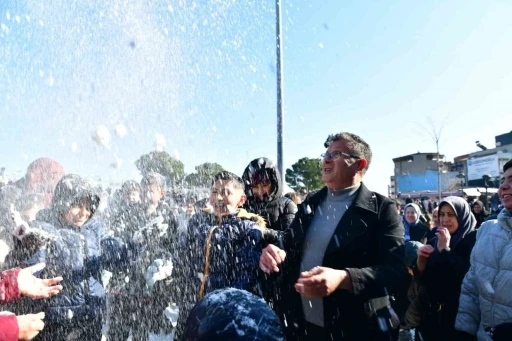 Kar yağmayan il&ccedil;ede &ccedil;ocuklara kar s&uuml;rprizi
