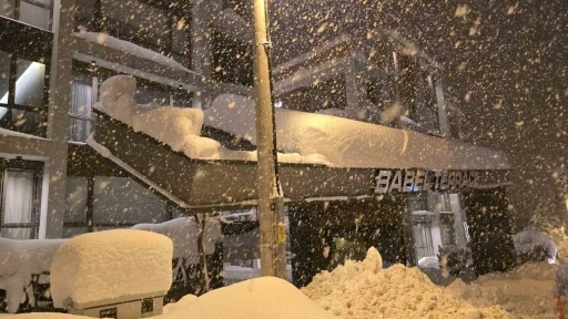 Kar y&uuml;k&uuml;n&uuml; taşıyamayan site giriş tacında yıkılma tehlikesi
