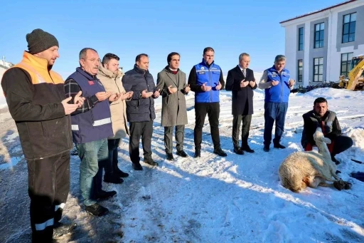 &lsquo;Kar zahmet değil rahmet&rsquo; dediler, ş&uuml;k&uuml;r koyunu kestiler
