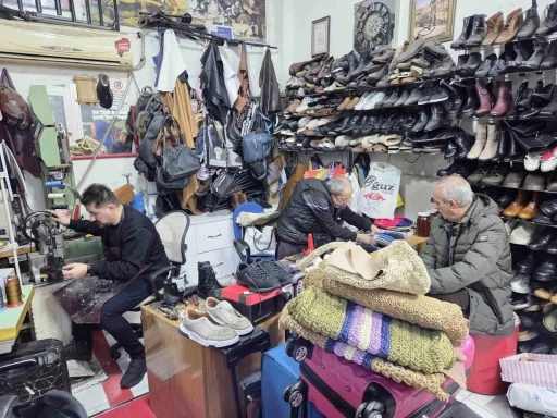 Kara kış ayakkabı tamircilerini ısıttı
