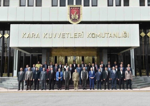 Kara Kuvvetleri Komutanı Doğu ve Güneydoğu’dan gelen şehir ve gazi yakınlarını ağırladı
