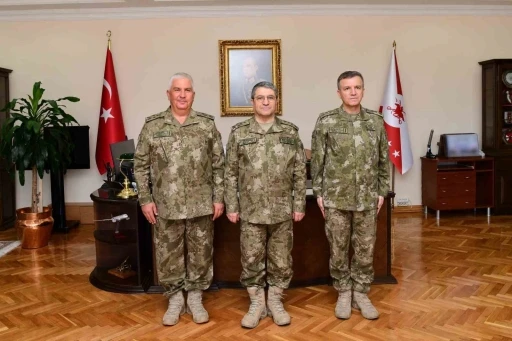 Kara Kuvvetleri Komutanı Orgeneral Bayraktaroğlu 2 ve 3’üncü Ordu Komutanlıklarında düzenlenen devir teslim törenlerine katıldı
