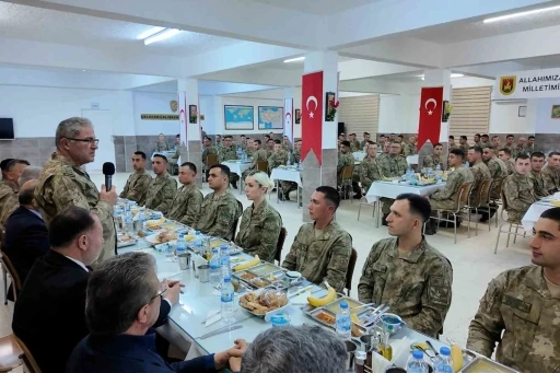 Kara Kuvvetleri Komutanı Orgeneral Tokel, Mehmet&ccedil;iklerle iftarda bir araya geldi
