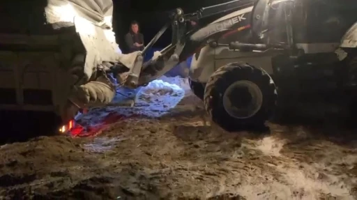 Kara saplanan ara&ccedil;, belediye ekipleri tarafından kurtarıldı
