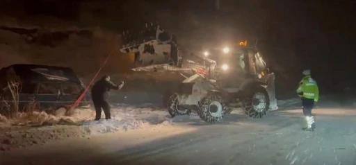 Kara saplanan otomobildeki 3 kişi kurtarıldı
