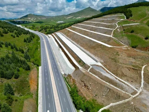 Kara yolu kenarında korkutan manzara
