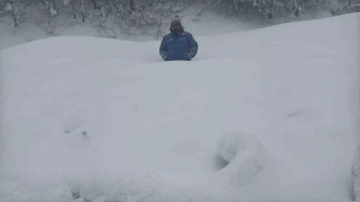 Karab&uuml;k-Bartın yolunda kar kalınlığı 1,5 metreyi aştı
