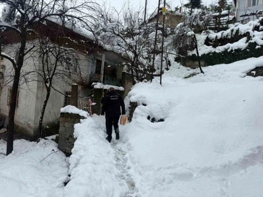 Karab&uuml;k Belediyesi kış şartlarında hizmetlerini s&uuml;rd&uuml;r&uuml;yor
