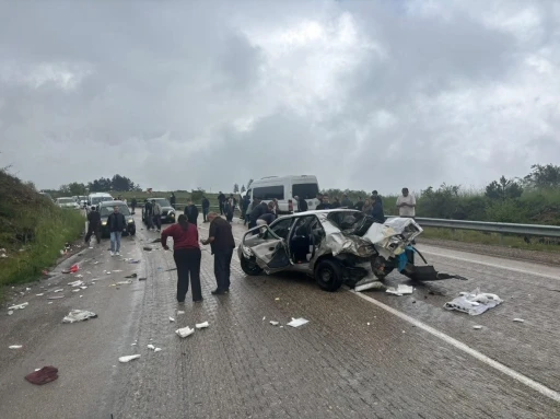 Karab&uuml;k-Eflani karayolunda otomobil ile servis otob&uuml;s&uuml; &ccedil;arpıştı: 6 yaralı
