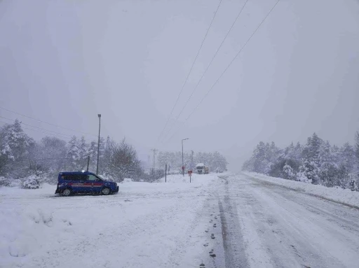 Karab&uuml;k&rsquo;te 112 k&ouml;y yolu ukaşıma kapandı
