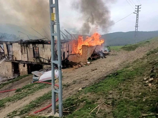 Karab&uuml;k&rsquo;te 2 katlı ahşap ev alevlere teslim oldu
