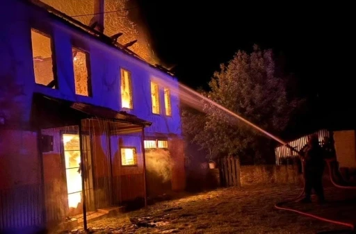 Karabük’te 2 katlı ev alevlere teslim oldu
