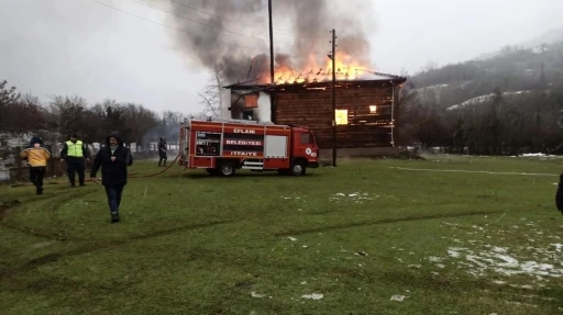 Karab&uuml;k&rsquo;te 450 yıllık ahşap cami alevlere teslim oldu

