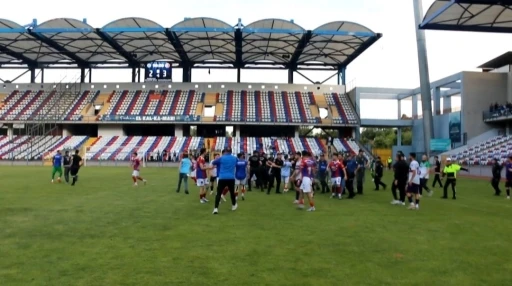 Karabük’te amatör lig final maçı sonrası saha karıştı
