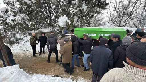 Karab&uuml;k&rsquo;te bah&ccedil;ede donmuş halde bulunan yaşlı kadın toprağa verildi
