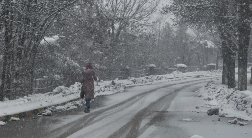 Karab&uuml;k&rsquo;te eğitim-&ouml;ğretime kar engeli
