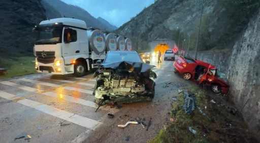Karab&uuml;k&rsquo;te feci kaza: 1 &ouml;l&uuml;, 5 yaralı
