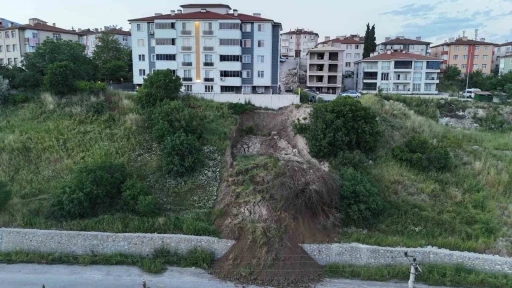 Karab&uuml;k&rsquo;te heyelan tehlikesi: Toprak k&uuml;tlesi yola indi
