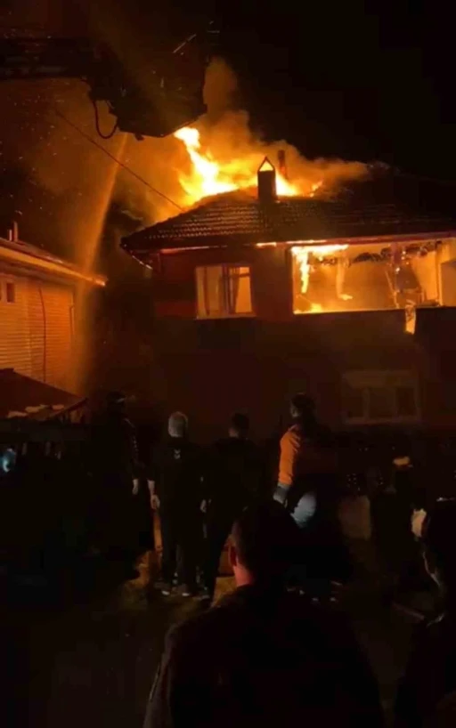 Karab&uuml;k&rsquo;te iki katlı evde korkutan yangın
