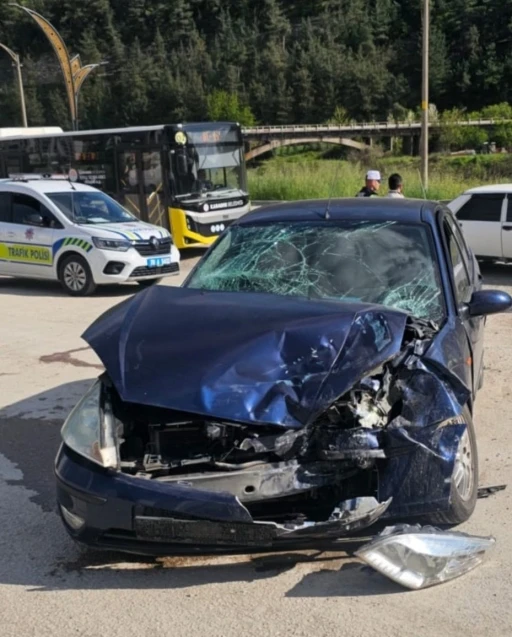 Karab&uuml;k&rsquo;te iki otomobil &ccedil;arpıştı: 3 yaralı
