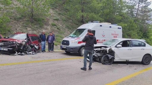 Karabük’te iki otomobil kafa kafaya çarpıştı: 8 yaralı
