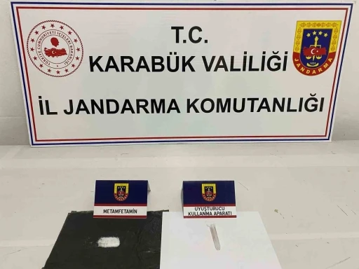 Karab&uuml;k&rsquo;te Jandarmadan uyuşturucu operasyonu: 3 ş&uuml;pheli yakalandı
