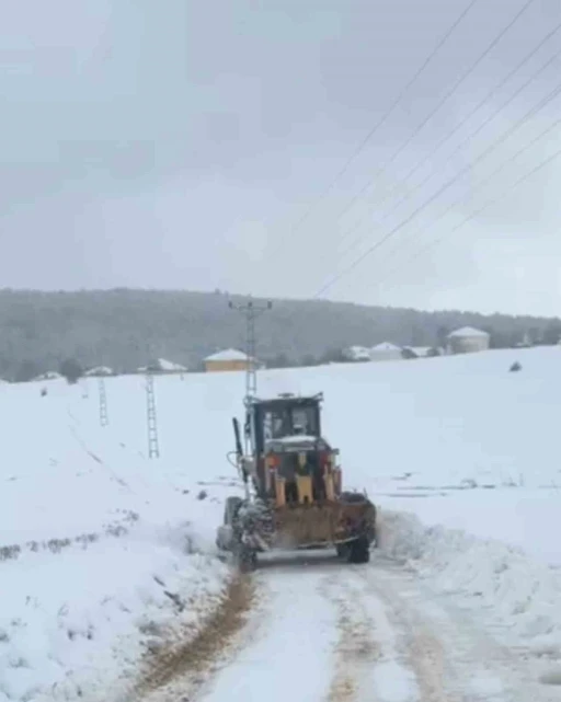 Karab&uuml;k&rsquo;te kar yağışı nedeniyle 109 k&ouml;y yolu ulaşıma kapandı
