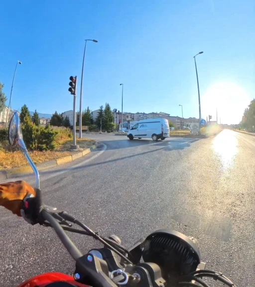 Karab&uuml;k&rsquo;te kırmızı ışık ihlalleri kask kamerasında
