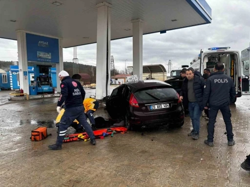 Karab&uuml;k&rsquo;te LPG istasyonuna &ccedil;arpan otomobildeki 5 kişi yaralandı
