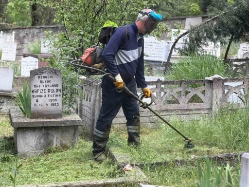 Karab&uuml;k&rsquo;te mezarlıklarda bayram mesaisi başladı

